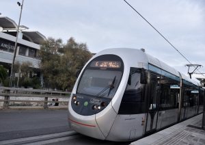 Τρόμος στο Τραμ στη Βούλα: Άνδρας σε κατάσταση αμόκ μαχαίρωσε επιβάτη και απείλησε τον οδηγό