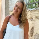 «Ένα τσίμπημα άλλαξε τη ζωή μου»: Η 51χρονη που έπεσε σε κώμα μετά τις διακοπές στη Σύρο