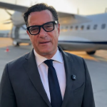 Δεν άντεξε ούτε ο Σερβετάς: Η φωτογραφία για τα «έξυπνα» γυαλιά του Άδωνι που έγινε viral μέσα σε λίγα λεπτά