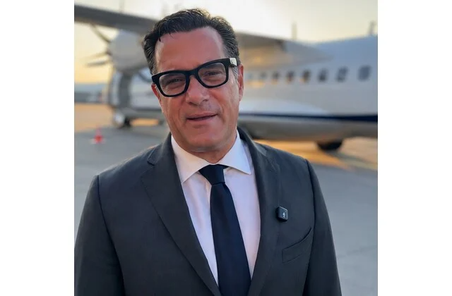Δεν άντεξε ούτε ο Σερβετάς: Η φωτογραφία για τα «έξυπνα» γυαλιά του Άδωνι που έγινε viral μέσα σε λίγα λεπτά