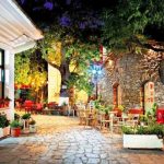 Ζει τη νύχτα: Το μοναδικό χωριό στην Ελλάδα που τα μαγαζιά ανοίγουν στις 11 το βράδυ