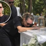 Συμβαίνει τώρα! Ξανά στο μνήμα του Μαζωνάκη η Βάσω: Γατζώθηκε πάνω από τον τάφο και δεν άφηνε τα μάρμαρα-Την τράβαγε ο Μακρυνιώτης-«Δώστε μου πέντε λέπτα να…»