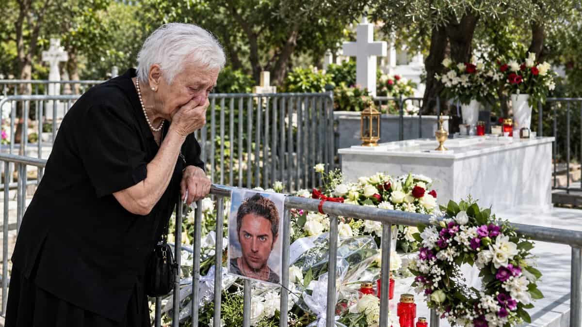 Η επίσκεψη στον τάφο του Μαζωνάκη χθες το βράδυ: Τι υποσχέθηκε στον γιο της με δάκρυα στα μάτια η κυρία Κλειώ;