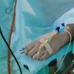 Πάγωσαν όλοι: Αγαπημένος τραγουδιστής υπέστη εγκεφαλική αιμορραγία – Κρίσιμες ώρες στην εντατική