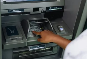 ΕΚΤΑΚΤΗ ΑΛΛΑΓΗ: ΜΠΑΙΝΟΥΝ ΣΤΟΥΣ ΛΟΓΑΡΙΑΣΜΟΥΣ ΣΗΜΕΡΑ – ΠΟΙΟΙ ΠΛΗΡΩΝΟΝΤΑΙ ΠΡΩΤΟΙ
