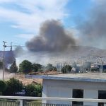 ΤΕΡΑΣΤΙΑ ΦΩΤΙΑ ΤΩΡΑ ΣΤΟΥ ΡΕΝΤΗ – ΗΧΕΙ ΤΟ 112: «ΚΛΕΙΣΤΕ ΠΟΡΤΕΣ ΚΑΙ ΠΑΡΑΘΥΡΑ!» – ΣΟΚ ΜΕ ΤΟ ΤΙ ΚΑΙΓΕΤΑΙ – ΔΙΝΕΙ ΜΑΧΗ Η ΠΥΡΟΣΒΕΣΤΙΚΗ