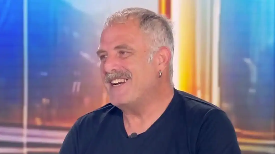 «Δεν τον βλέπουμε ποτέ»: Η σπάνια δημόσια εμφάνιση του Πασχάλη Τσαρούχα με τον 20χρονο γιο του
