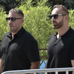 “ΤΙ ΤΟΥ ΦΟΡΑΤΕ;” ΣΕ ΣΟΚ Η ΜΑΝΑ ΤΟΥ ΜΑΖΩΝΑΚΗ ΟΤΑΝ ΕΜΑΘΕ ΜΕ ΤΙ ΕΝΔΥΜΑΣΙΑ ΘΑ ΤΑΦΕΙ