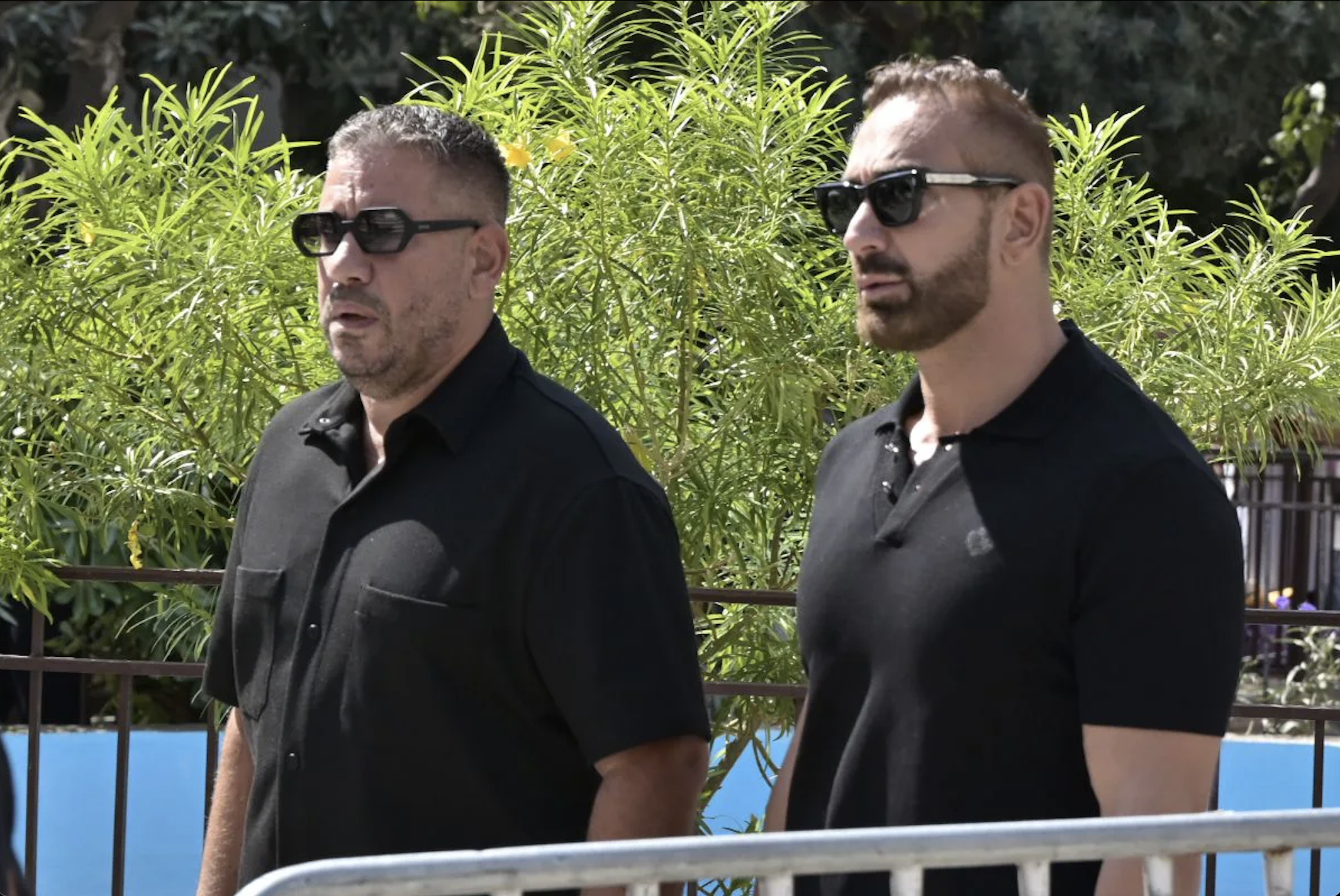 “ΤΙ ΤΟΥ ΦΟΡΑΤΕ;” ΣΕ ΣΟΚ Η ΜΑΝΑ ΤΟΥ ΜΑΖΩΝΑΚΗ ΟΤΑΝ ΕΜΑΘΕ ΜΕ ΤΙ ΕΝΔΥΜΑΣΙΑ ΘΑ ΤΑΦΕΙ