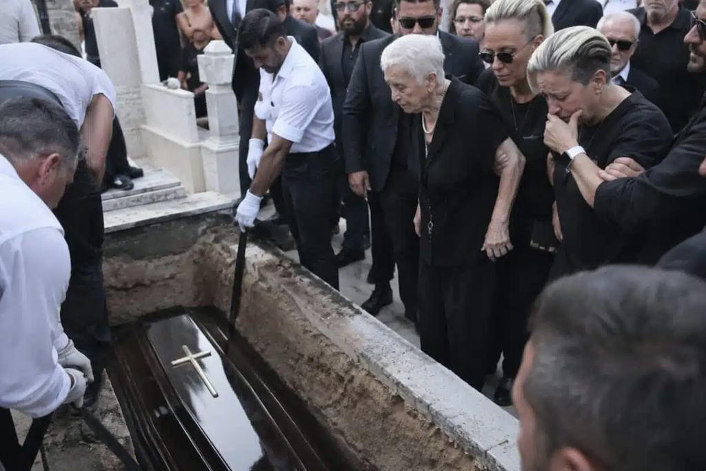 Κηδεία Μαζωνάκη: Μπήκαμε μέσα στο νεκροταφείο – Δείτε σε βίντεο ό,τι συμβαίνει τώρα! Του άνοιξαν το φέρετρο πριν τον βάλουν στο χώμα;