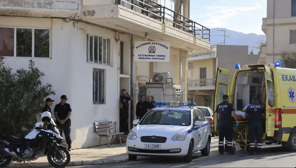 Διασωληνωμένος στη ΜΕΘ ο 31χρονος μετά την επίθεση με μαχαίρι στο Αστυνομικό Τμήμα Mάνδρας – Σοκάρουν τα τελευταία λόγια του