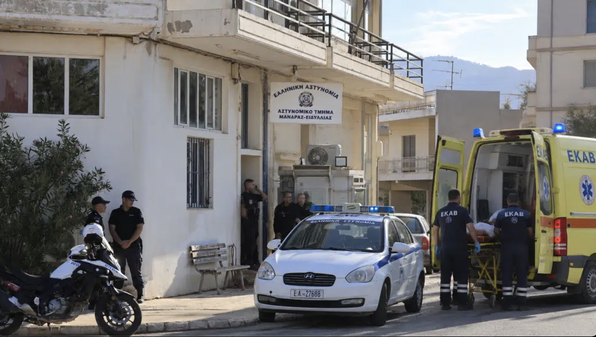 Διασωληνωμένος στη ΜΕΘ ο 31χρονος μετά την επίθεση με μαχαίρι στο Αστυνομικό Τμήμα Mάνδρας – Σοκάρουν τα τελευταία λόγια του