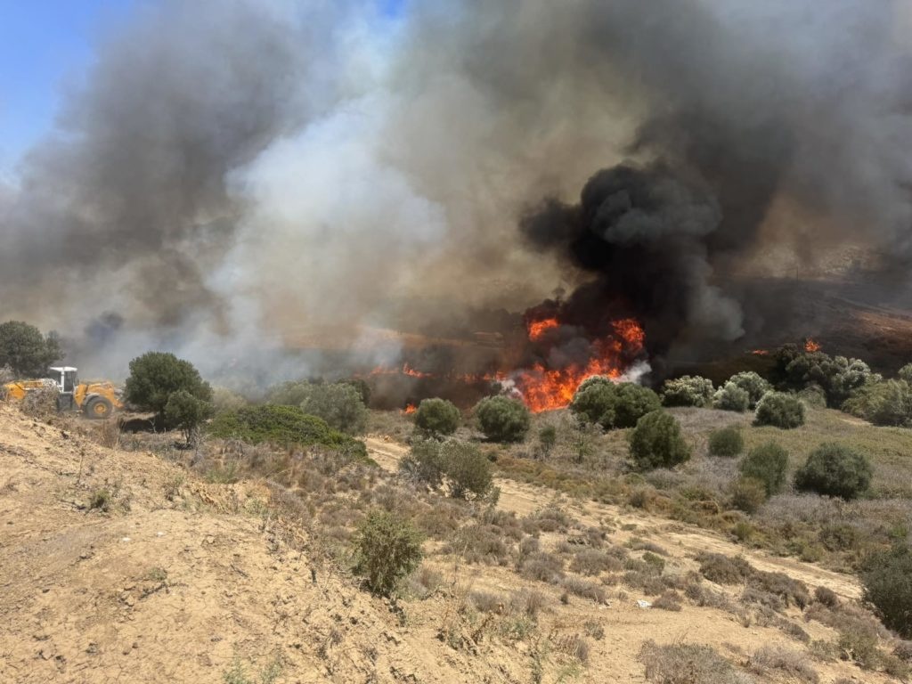 ΣΥΝΑΓΕΡΜΟΣ- ΜΕΓΑΛΗ ΦΩΤΙΑ ΣΕ ΠΑΝΕΜΟΡΦΟ ΕΛΛΗΝΙΚΟ ΝΗΣΙ ΤΩΡΑ- ΚΑΙΝΕ ΤΑ ΠΑΝΤΑ ΟΙ ΦΛΟΓΕΣ- ΣΕ ΕΤΟΙΜΟΤΗΤΑ ΟΙ ΚΑΤΟΙΚΟΙ