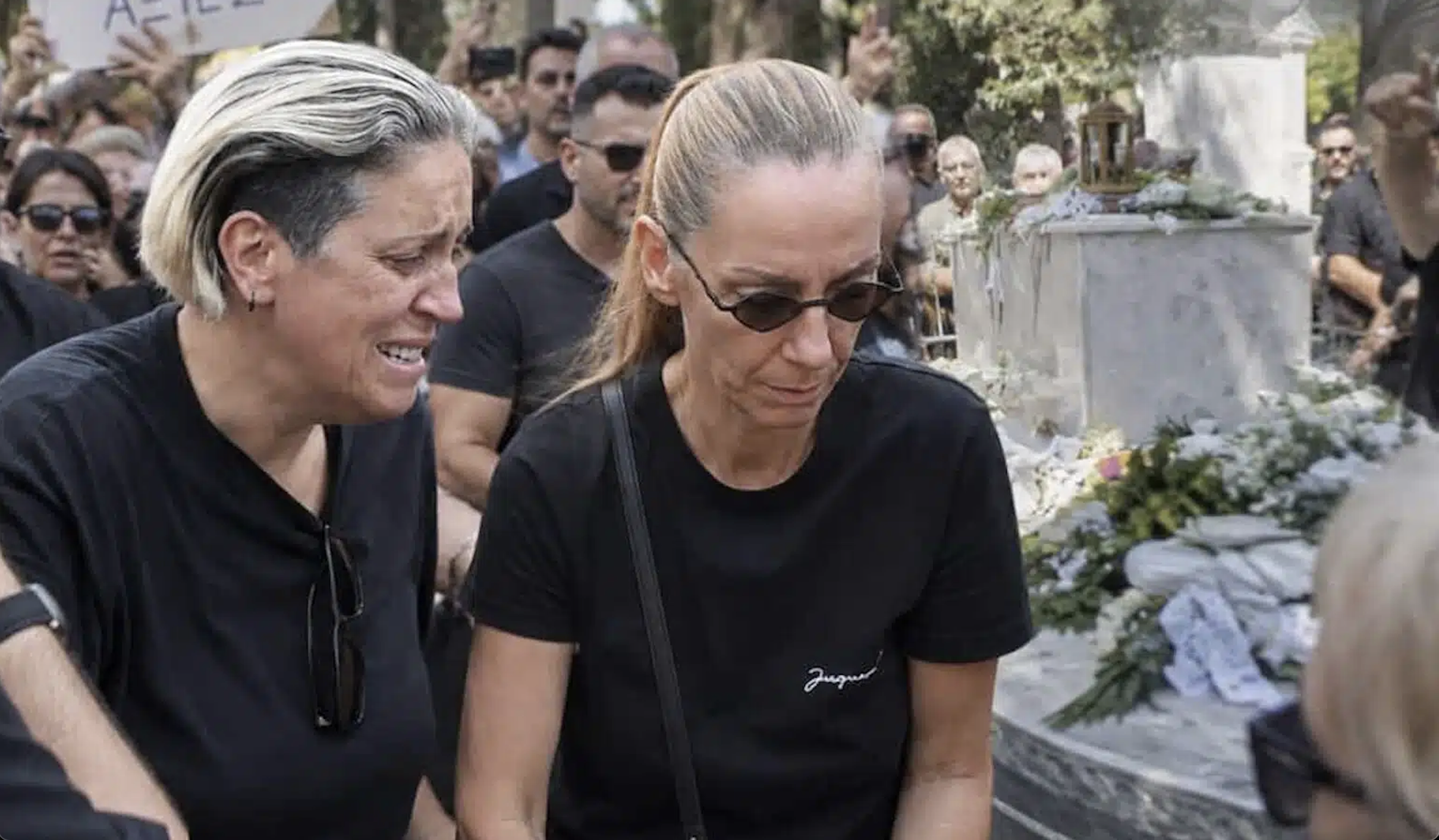 Όσα δεν έδειξαν οι κάμερες στην Κηδεία Μαζωνάκη: Οργή λαού στις αδερφές του – «Φύγετε δεν είστε άξιες» – Ο τάφος που έσπασε και ο τσαμπουκάς