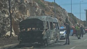 ΣΟΚ ΤΩΡΑ στη Βάρκιζα: Στις φλόγες σχολικό λεωφορείο – Σώθηκαν την τελευταία στιγμή οι δύο επιβαίνοντες