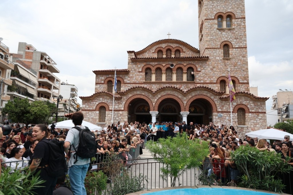 Χαμός έξω από τον ναό όπου γίνεται η αγρυπνία για τον Μαζωνάκη – Άνδρας δέχθηκε επίθεση μετά από αυτό που έκανε