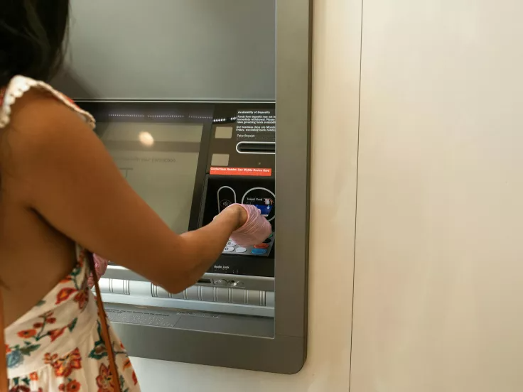 Επίδομα 391εupώ τον μήνα: Ποιοι μπορούν να το πάρουν και τι ισχύει για συνταξιούχους