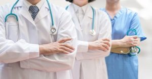 ΕΚΤΑΚΤΟ: ΣΤΗ ΦΥΛΑΚΗ ΟΙ ΓΙΑΤΡΟΙ ΤΟΥ ΓΙΩΡΓΟΥ ΜΑΖΩΝΑΚΗ – ΑΥΤΟ ΕΙΠΑΝ ΣΤΟΝ ΑΝΑΚΡΙΤΗ ΚΑΙ ΚΑΤΕΥΘΕΙΑΝ ΑΠΟΦΑΣΙΣΕ ΤΗΝ ΠΡΟΦΥΛΑΚΙΣΗ ΤΟΥΣ