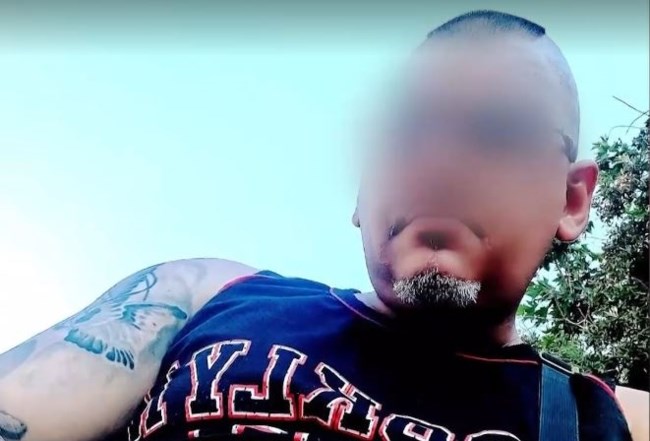 ΣΟΚ στην Κυψέλη: Ο 43χρονος που συνελήφθη ποζάρει δίπλα σε πασίγνωστο πρόσωπο της ελληνικής showbiz