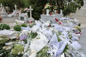 Όλοι κοιτούσαν τα παπούτσια του: Σε κατάσταση σοκ πασίγνωστος τραγουδιστής στο τρισάγιο του Μαζωνάκη – Κατέρρευσε μπροστά στο μνήμα