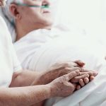 5 σημάδια ότι ένας ηλικιωμένος μπορεί να βρίσκεται στο τελευταίο του έτος ζωής. Διακριτικές προειδοποιήσεις που δεν πρέπει να αγνοήσετε!