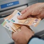 ΑΝΑΤΡΟΠΗ ΜΕ ΤΙΣ ΣΥΝΤΑΞΕΙΣ ΟΚΤΩΒΡΙΟΥ 2026: ΣΕ ΔΥΟ ΗΜΕΡΟΜΗΝΙΕΣ Η ΠΛΗΡΩΜΗ – ΠΟΤΕ ΘΑ ΔΕΙΤΕ ΛΕΦΤΑ ΣΤΟΝ ΛΟΓΑΡΙΑΣΜΟ ΣΑΣ