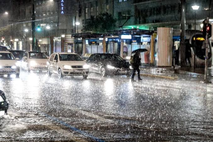 Αλλάζει, από απόψε το βράδυ, ο καιρός: Κατρακυλά ο υδράργυρος και έρχονται βροχές και καταιγίδες – Πού και πότε χτυπούν