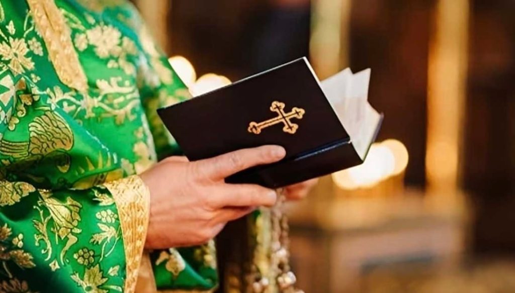 Τι πρέπει να λέμε σε έναν ιερέα όταν τον χαιρετάμε