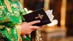 Τι πρέπει να λέμε σε έναν ιερέα όταν τον χαιρετάμε