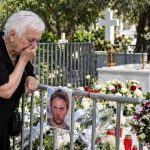 Η επίσκεψη στον τάφο του Μαζωνάκη χθες το βράδυ: Τι υποσχέθηκε στον γιο της με δάκρυα στα μάτια η κυρία Κλειώ
