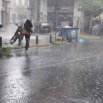ΠΑΡΤΕ ΟΜΠΡΕΛΑ ΚΑΙ ΖΑΚΕΤΑ: ΑΛΛΑΖΕΙ ΡΑΓΔΑΙΑ Ο ΚΑΙΡΟΣ ΑΠΟ ΩΡΑ ΣΕ ΩΡΑ – ΕΡΧΟΝΤΑΙ ΒΡΟΧΕΣ, ΚΑΤΑΙΓΙΔΕΣ ΚΑΙ ΠΤΩΣΗ ΘΕΡΜΟΚΡΑΣΙΑΣ
