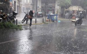 ΠΑΡΤΕ ΟΜΠΡΕΛΑ ΚΑΙ ΖΑΚΕΤΑ: ΑΛΛΑΖΕΙ ΡΑΓΔΑΙΑ Ο ΚΑΙΡΟΣ ΑΠΟ ΩΡΑ ΣΕ ΩΡΑ – ΕΡΧΟΝΤΑΙ ΒΡΟΧΕΣ, ΚΑΤΑΙΓΙΔΕΣ ΚΑΙ ΠΤΩΣΗ ΘΕΡΜΟΚΡΑΣΙΑΣ