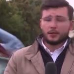 Σοκαριστικό τροχαίο σε ζωντανή μετάδοση: Σε σοκ ο ρεπόρτερ, την ώρα που ήταν στον αέρα, αυτοκίνητο παρέσυρε 14χρονη με ηλεκτρικό πατίνι