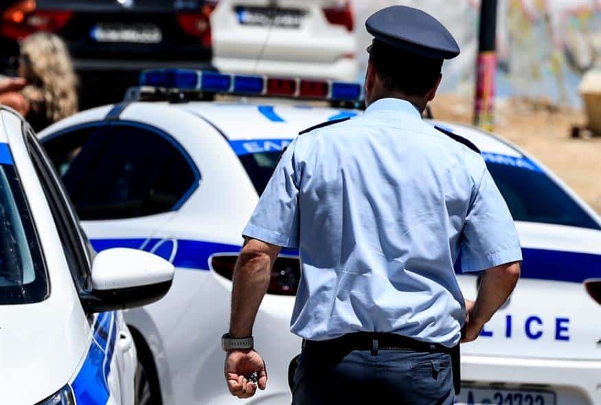Άνδρας σε αμόκ μπούκαρε με μαχαίρι στο ΑΤ Μάνδρας: Τον πυροβόλησε αστυνομικός για να τον ακινητοποιήσει