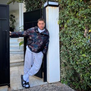 ΤΩΡΑ: ΔΕΝ ΥΠΑΡΧΕΙ ΑΥΤΟ ΠΟΥ ΓΙΝΕΤΑΙ ΑΥΤΗ ΤΗ ΣΤΙΓΜΗ ΕΞΩ ΑΠΟ ΤΟ ΣΠΙΤΙ ΤΟΥ ΓΙΩΡΓΟΥ ΜΑΖΩΝΑΚΗ, 9 ΗΜΕΡΕΣ ΜΕΤΑ ΤΟΝ ΘΑΝΑΤΟ ΤΟΥ