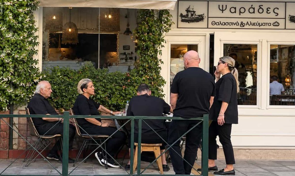 Σε ψαροταβέρνα η οικογένεια Μαζωνάκη μετά την κηδεία: Όλο τον κατάλογο παρήγγειλαν οι αδερφές του – Δείτε καρέ-κάρε τις στιγμές