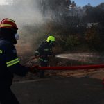 ΜΕΓΑΛΗ ΦΩΤΙΑ ΤΩΡΑ ΣΤΗ ΧΩΡΑ ΜΑΣ – ΔΙΝΟΥΝ ΤΙΤΑΝΙΑ ΜΑΧΗ ΟΙ ΠΥΡΟΣΒΕΣΤΕΣ ΓΙΑ ΝΑ ΤΗΝ ΣΒΗΣΟΥΝ