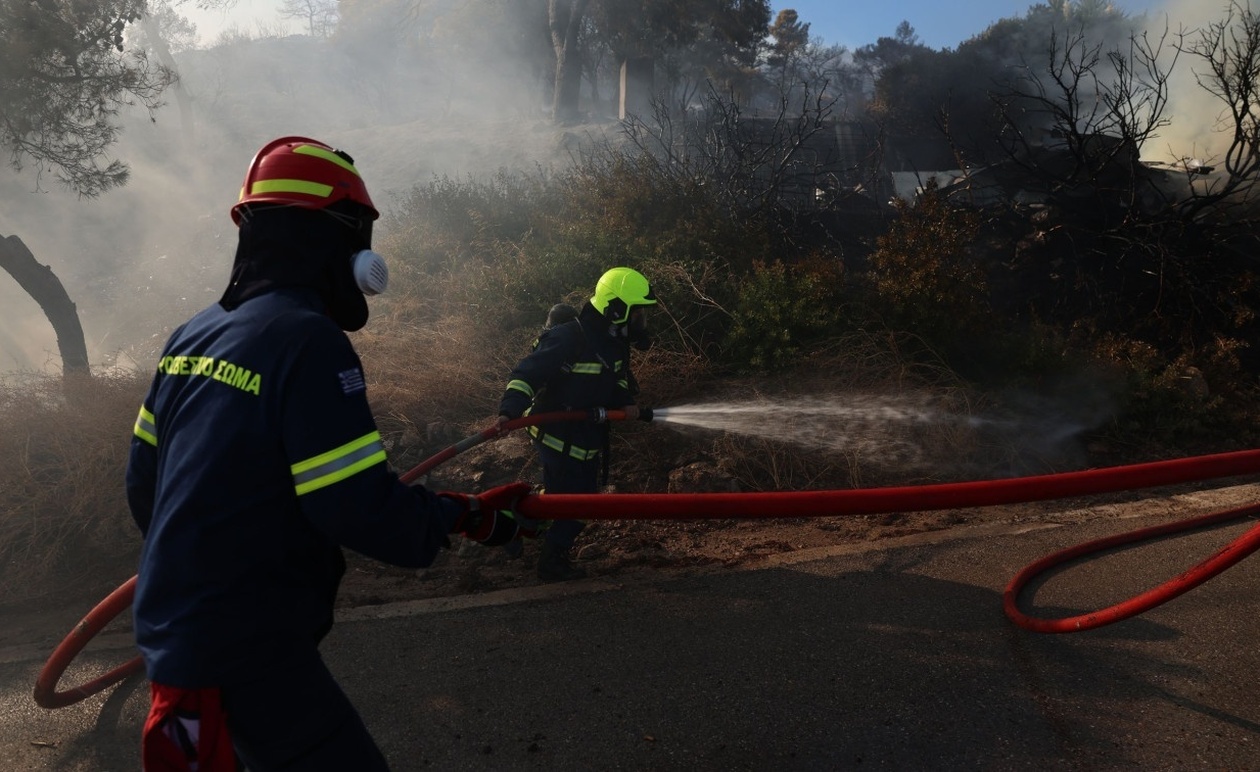 ΜΕΓΑΛΗ ΦΩΤΙΑ ΤΩΡΑ ΣΤΗ ΧΩΡΑ ΜΑΣ – ΔΙΝΟΥΝ ΤΙΤΑΝΙΑ ΜΑΧΗ ΟΙ ΠΥΡΟΣΒΕΣΤΕΣ ΓΙΑ ΝΑ ΤΗΝ ΣΒΗΣΟΥΝ