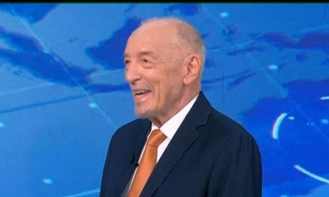 Χρειάστηκε βοήθεια την ώρα που ήταν στον αέρα ο Τάσος Αρνιακός: Έτρεξε να τον βοηθήσει ο παρουσιαστής – Η πρώτη… δύσκολη μέρα στο Action24