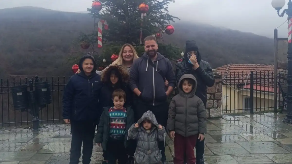 «Δεν το αντέχαμε άλλο»: Πολύτεκνη οικογένεια έφυγε από τη Φουρνά – «Ζούσαμε με ποντίκια και το παιδί υπέστη bullying»