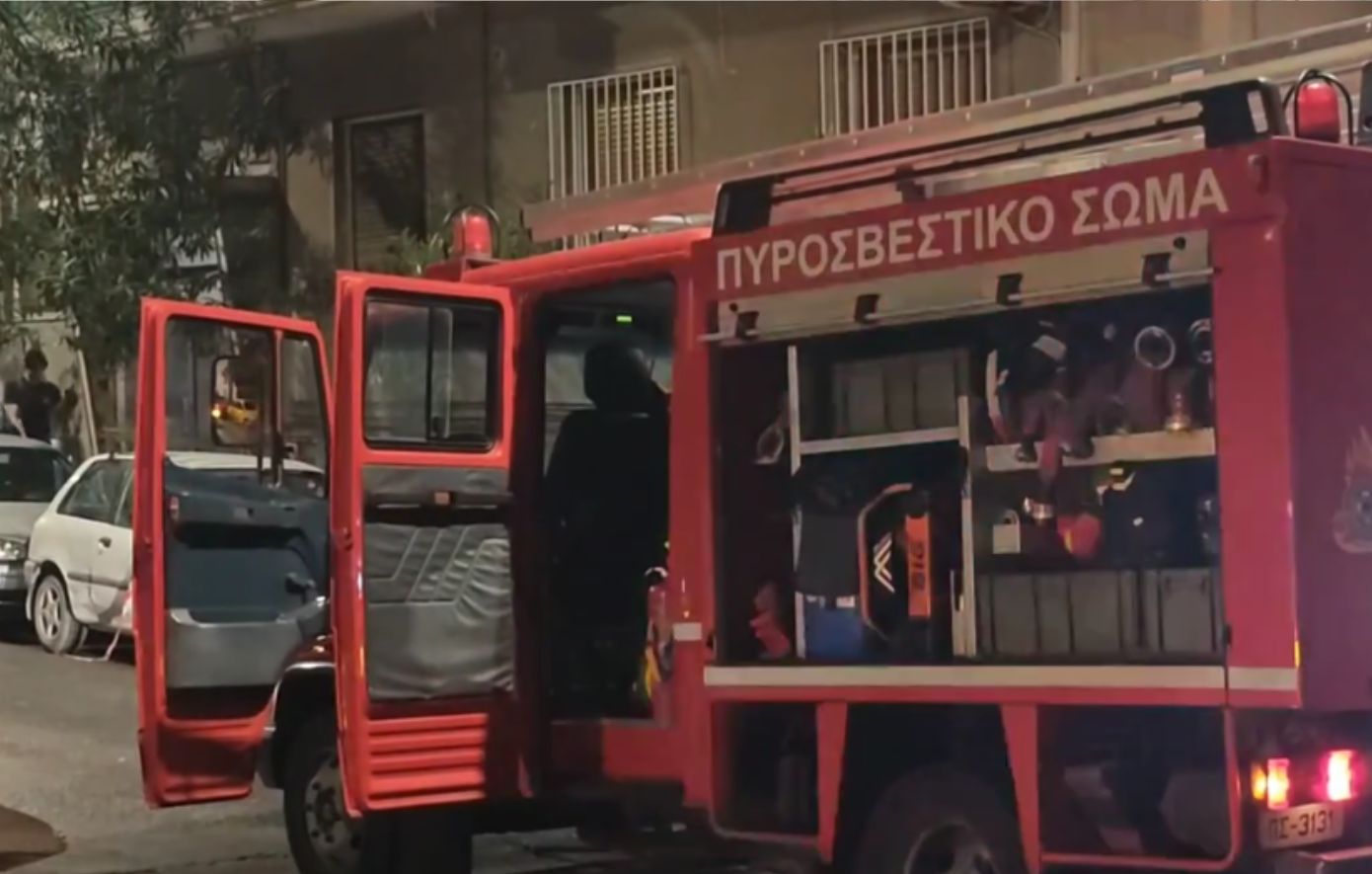 Φωτιά σε υπόγειο στο Παγκράτι μετά από έκρηξη – Εκκενώθηκε πολυκατοικία
