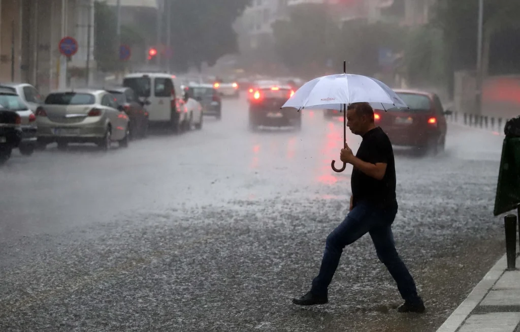 Έκτακτη προειδοποίηση για καιρό: Ξεκίνησε η κακοκαιρία – Οι περιοχές στο «κόκκινο» – Ηλεκτρικές εκκενώσεις και καταιγίδες