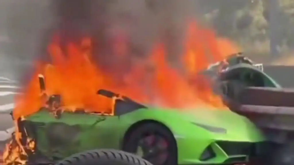 Τραγωδία στον αυτοκινητόδρομο: Lamborghini διαλύθηκε και πήρε φωτιά – Πατέρας και γιος νεκροί