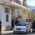 Διασωληνωμένος στη ΜΕΘ ο 31χρονος μετά την επίθεση με μαχαίρι στο Αστυνομικό Τμήμα Mάνδρας – Σοκάρουν τα τελευταία λόγια του