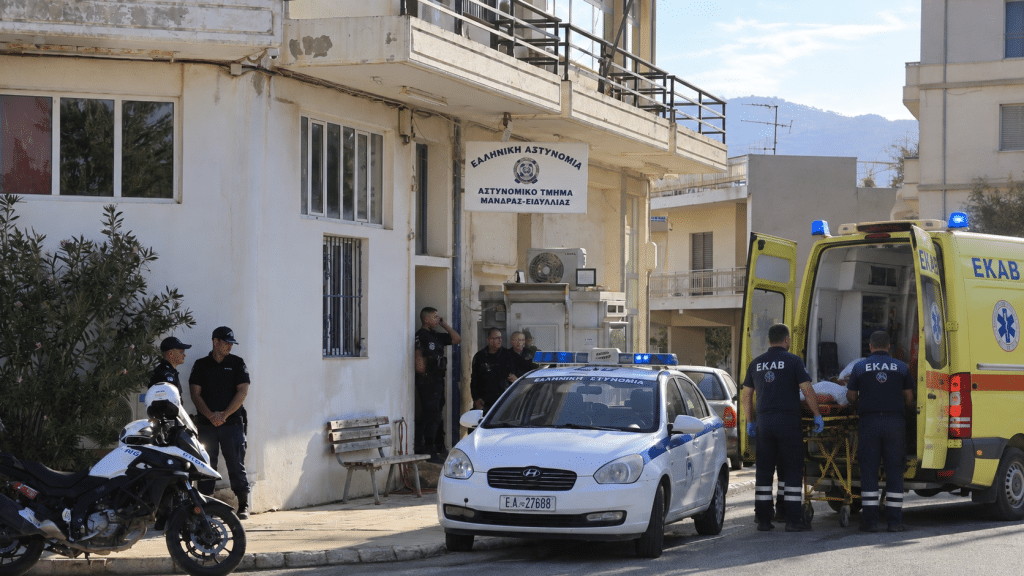 Διασωληνωμένος στη ΜΕΘ ο 31χρονος μετά την επίθεση με μαχαίρι στο Αστυνομικό Τμήμα Mάνδρας – Σοκάρουν τα τελευταία λόγια του