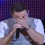 Σοκ και ανατριχίλα: Ο Γιώργος Μαζωνάκης τραγουδά το «Τρένο» και καταρρέει πάνω στη σκηνή – Δείτε τι είχε συμβεί τότε