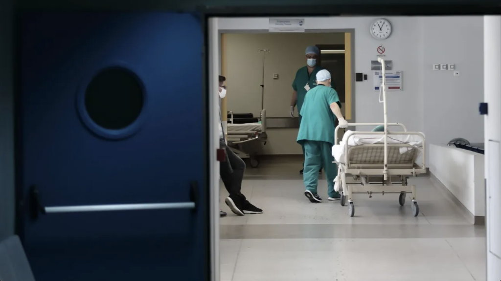 NEO ΣOK ΣΤΗΝ ΕΛΛΑΔΑ: ΠΑΙΔΑΚΙ 2 ΕΤΩΝ ΕΠΕΣΕ ΑΠΟ ΤΟ ΜΠΑΛΚΟΝΙ – ΣOKAPEI ΤΙ ΕΚΑΝΑΝ ΟΙ ΓΟΝΕΙΣ ΤΟΥ