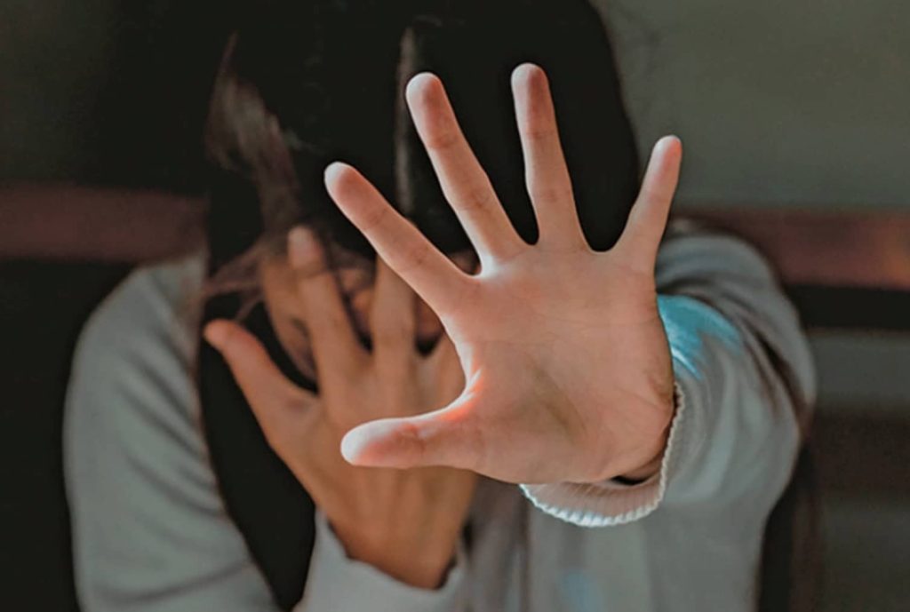 Φρίκη: Παντρεύτηκε 15χρονη βάσει της σαρία και τη βίαζε μαζί με άλλους 18 άνδρες
