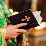Τι πρέπει να λέμε σε έναν ιερέα όταν τον χαιρετάμε;