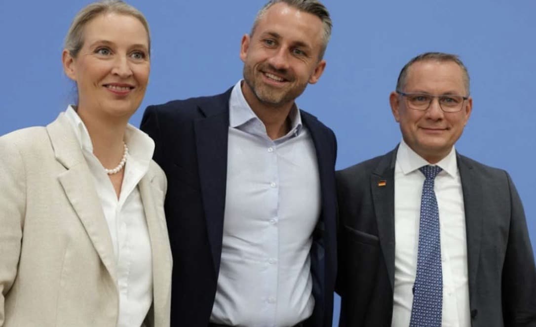 AfD: Απελάσεις μεταναστών από τη Γερμανία, απαγόρευση της σημαίας Pride και πατριωτισμός – Το σκληρό μανιφέστο του κόμματος